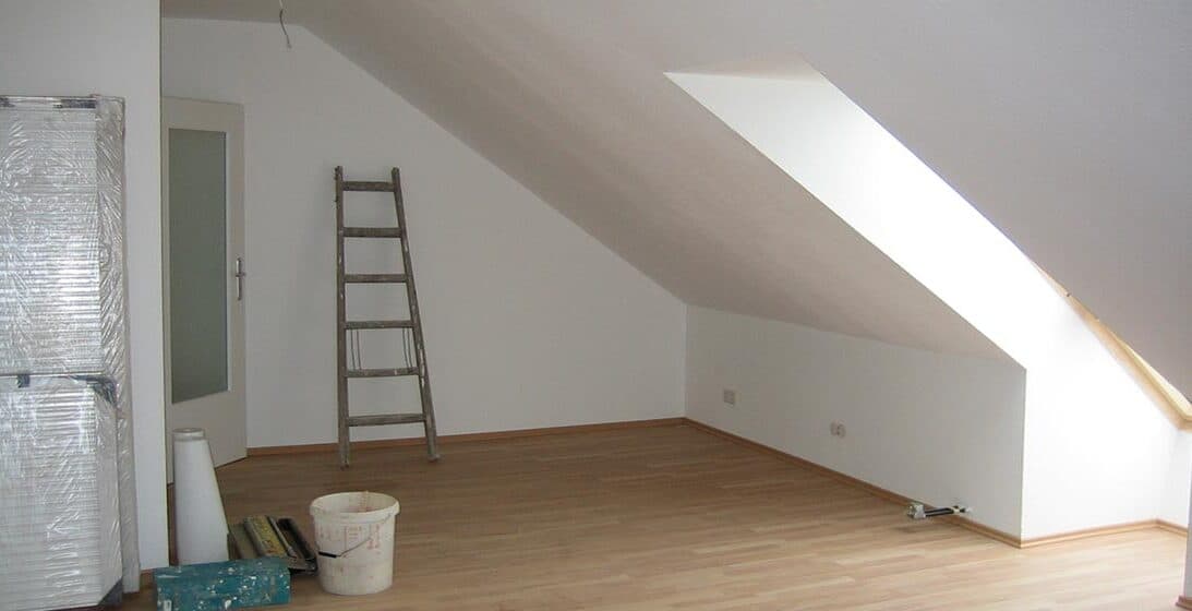 Fertig ausgebautes, helles Dachgeschoss mit Laminatboden