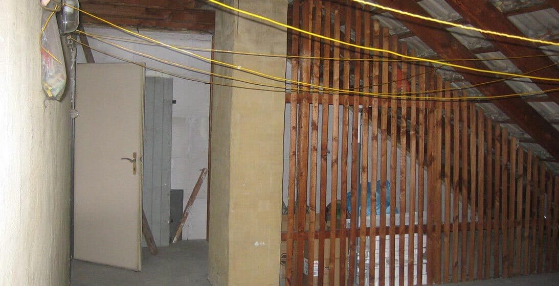 Ungedämmter Dachboden mit offener Verlattung vor dem Ausbau