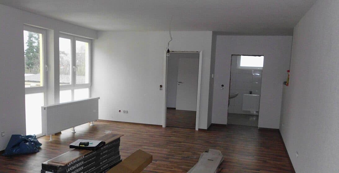 Sanierter, heller Wohnraum mit neuen Fenstern und Bodenbelag