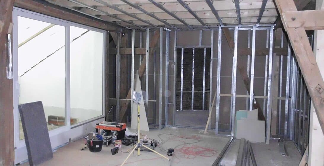 Neuer Innenausbau mit Ständerwerk und großer Fensterfront