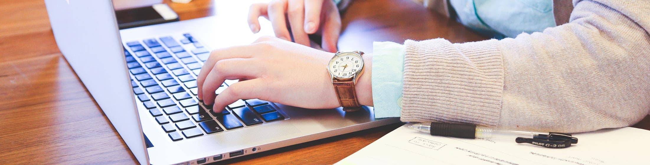 Schreibtisch mit Laptop und Notizen bei der Gutachtenerstellung