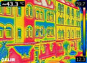 Thermografie-Aufnahme einer Hausfassade mit Wärmeverlusten